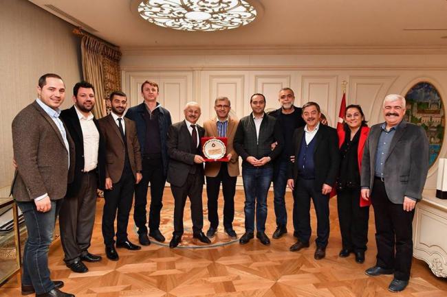 Vakıf yöneticileri Üsküdar belediye başkanı sayın Hilmi Türkmen beyefendiyi makamında ziyaret etti