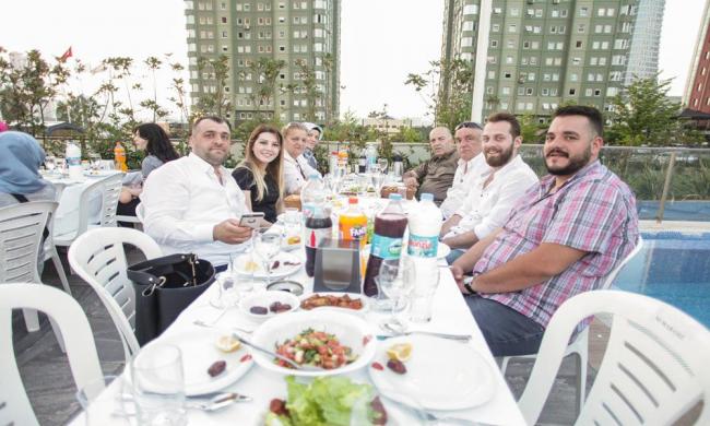 Ekşioğlu Ailesi Ekşioğlu Vakfının 7 Haziran 2017 Çarşamba günü Adana Park Restoranda düzenlediği iftar yemeğinde buluştu.
